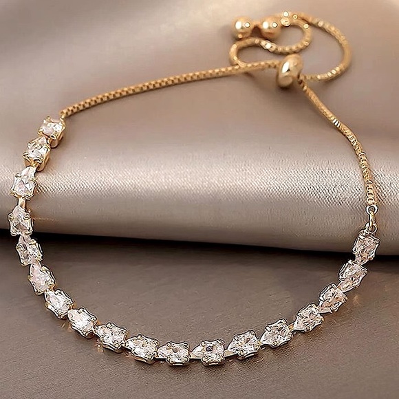 Jewelry - NEW Zircon Gold toned Diamond like Bracelet